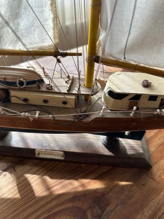 Barco velero de madera hecho a mano
