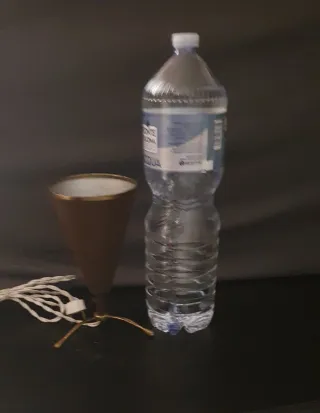 Lampada da tavolo con base dorata