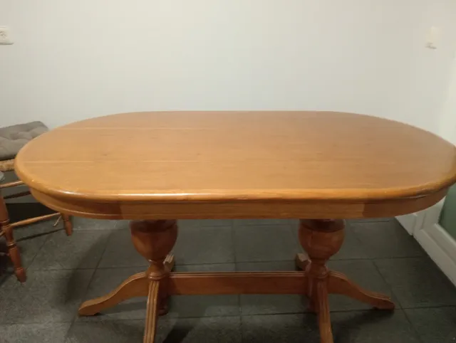 Mesa de comedor ovalada de madera