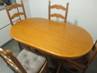 Mesa de comedor ovalada de madera