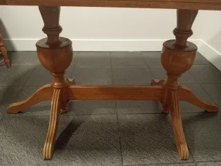 Mesa de comedor ovalada de madera