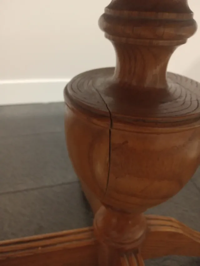 Mesa de comedor ovalada de madera