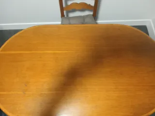 Mesa de comedor ovalada de madera