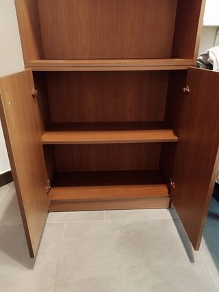 Estantería madera marrón con 2 puertas