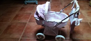 Cochecito de muñecas rosa con capota