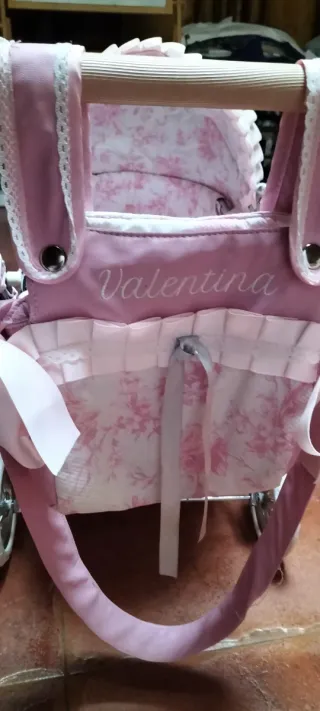 Cochecito de muñecas rosa con capota