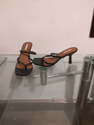 Tacones negros de tiras