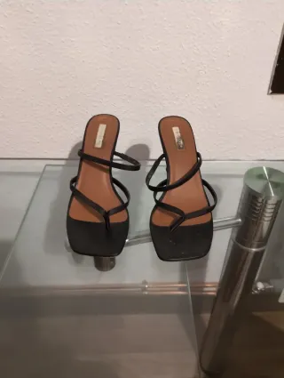 Tacones negros de tiras