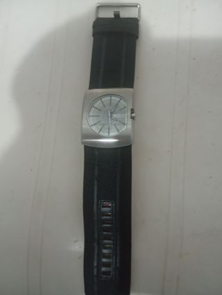 Reloj de pulsera plateado y negro