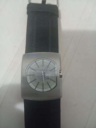 Reloj de pulsera plateado y negro