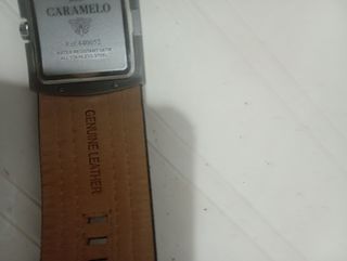 Reloj de pulsera plateado y negro