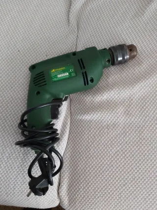 Taladro marca Proinsa con cable color verde