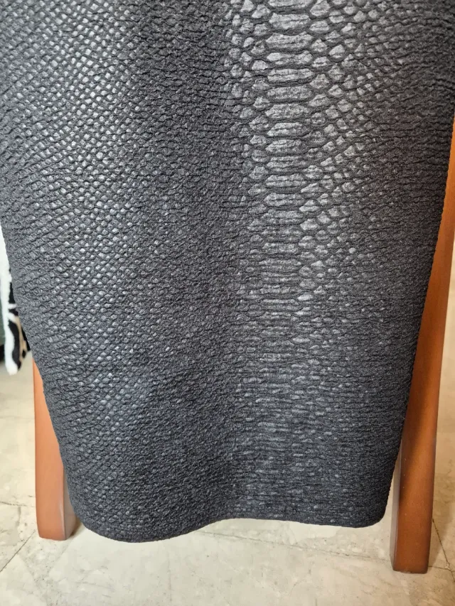 Vestido (79€) Bershka con relieve