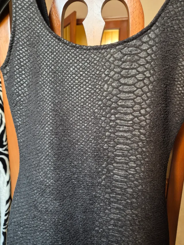 Vestido (79€) Bershka con relieve