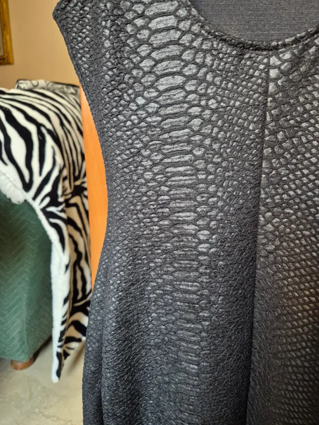 Vestido (79€) Bershka con relieve