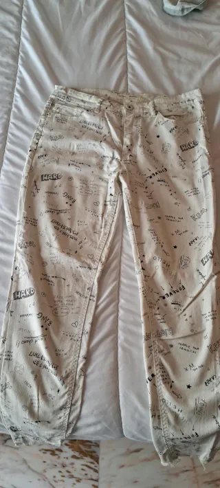 Pantalones blancos con estampado de texto