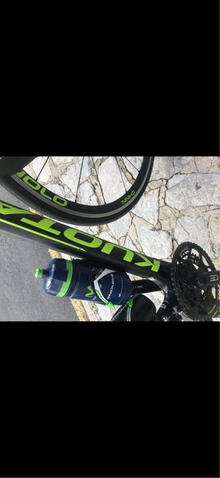 Bicicleta de Carretera kuota Krion Negra y Verde.