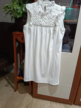 Vestido blanco sin mangas con cuello alto