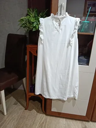 Vestido blanco sin mangas con cuello alto