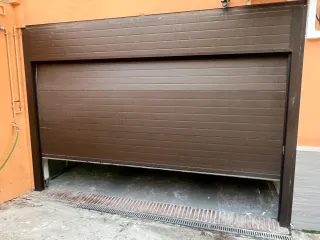 Puerta de garaje marrón