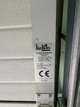 Puerta de garaje marrón