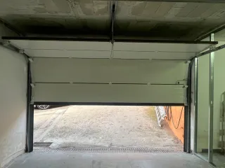 Puerta de garaje marrón