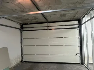 Puerta de garaje marrón