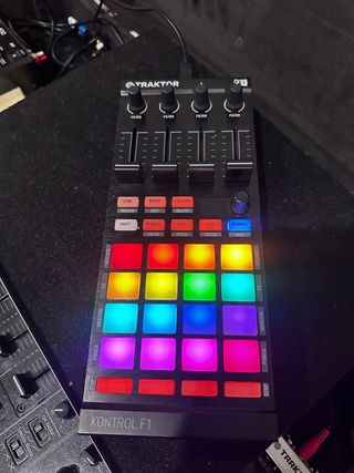 Controlador DJ Traktor Kontrol F1