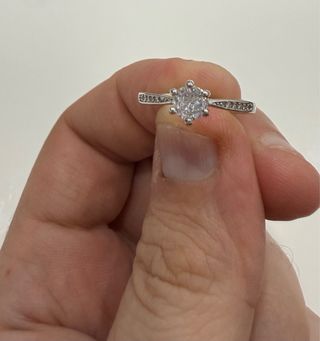 Precioso anillo de compromiso con zirconitas
