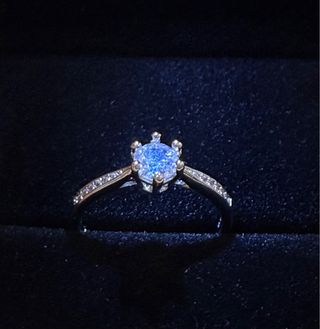 Precioso anillo de compromiso con zirconitas