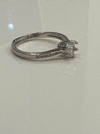 Precioso anillo de compromiso con zirconitas