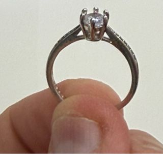 Precioso anillo de compromiso con zirconitas