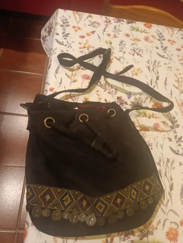 Bolso bombonera ante negro con adornos