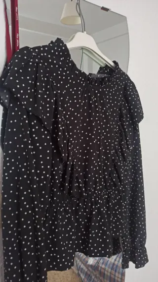 Blusa negra con lunares blancos