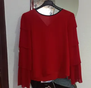 Blusa roja con mangas acampanadas