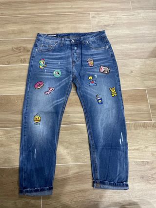 Jeans blu con patch divertenti