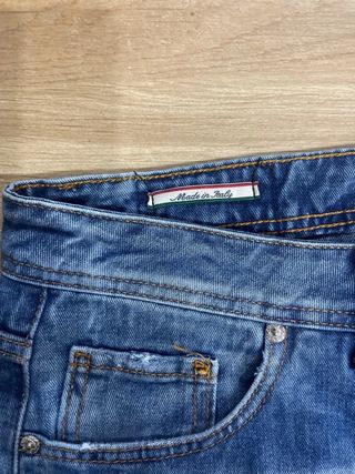 Jeans blu con patch divertenti
