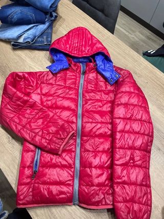 Piumino con cappuccio blu e rosso