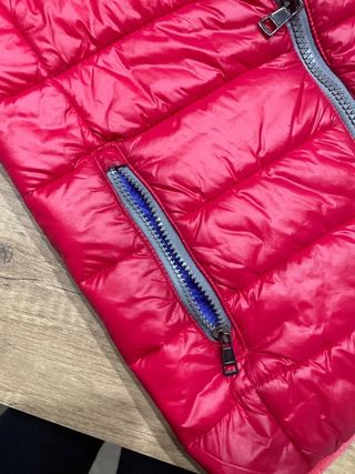 Piumino con cappuccio blu e rosso