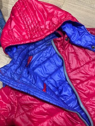 Piumino con cappuccio blu e rosso