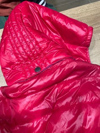 Piumino con cappuccio blu e rosso