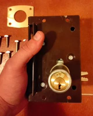 Cerradura de puerta con llave y tornillos