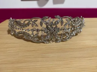 Tiara de novia plateada con pedrería