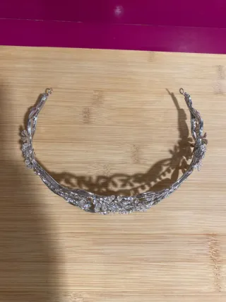 Tiara de novia plateada con pedrería