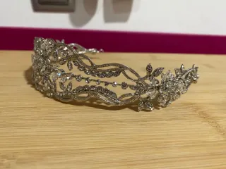 Tiara de novia plateada con pedrería