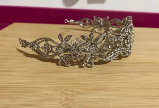 Tiara de novia plateada con pedrería