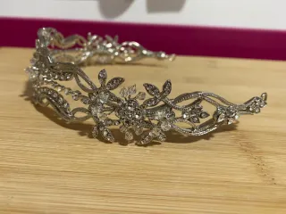 Tiara de novia plateada con pedrería