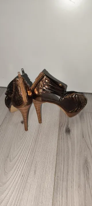 Zapatos de tacón dorados y marrones