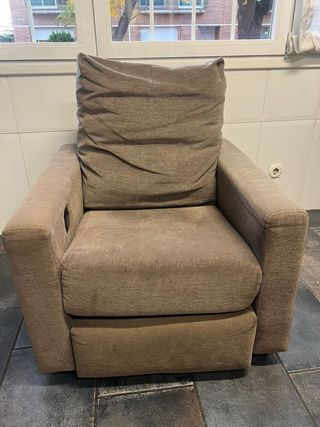 Butaca de tela beige/marrón.