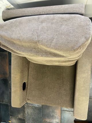 Butaca de tela beige/marrón.